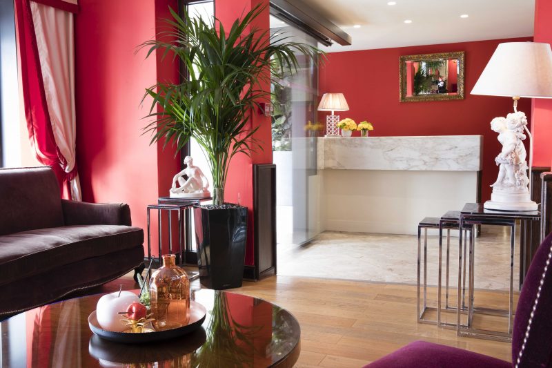 lobby with sofa, table, flowers and reception desk - book a hotel in Paris center