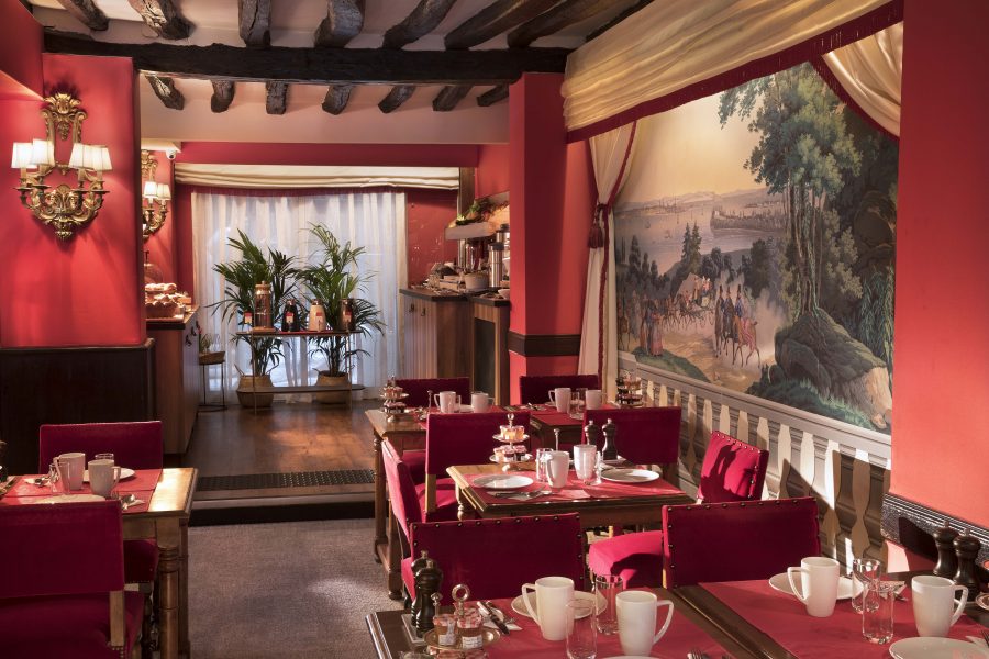 breakfast room with buffet, tables, chairs and plants - book a hotel in Paris center