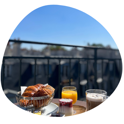 petit-déjeuner en terrasse | hotel des deux continents | hotel saint-germain-des-pres paris 6