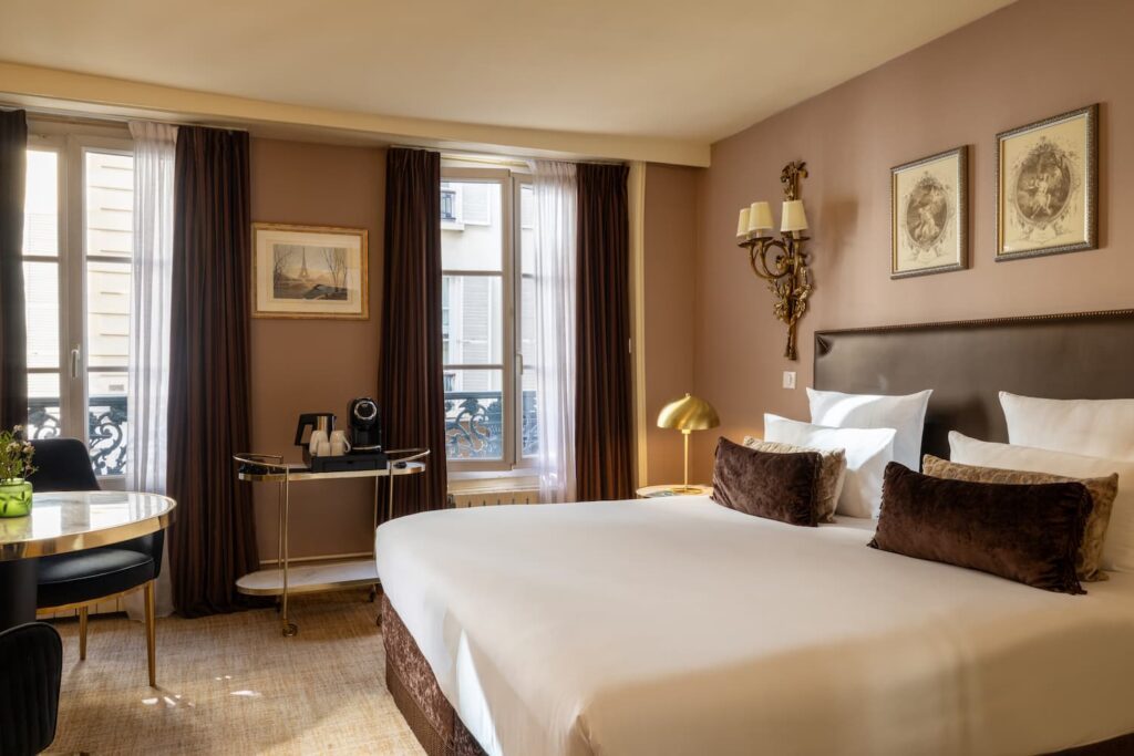 room with king size bed and large windows | hotel Paris city center | hotel des 2 Continents