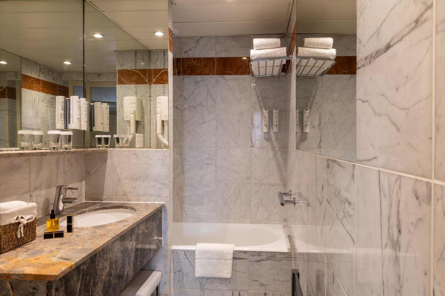 bano | Saint-Germain-des-Prés distrito paris | hotel des 2 continents