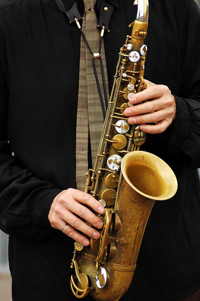 hôtel autour de moi paris 6 | homme tenant un saxophone | hotel des 2 continents