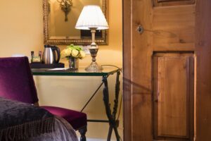 desk and lighting in a room of the hotel des 2 continents Paris 6 - romantic weekend