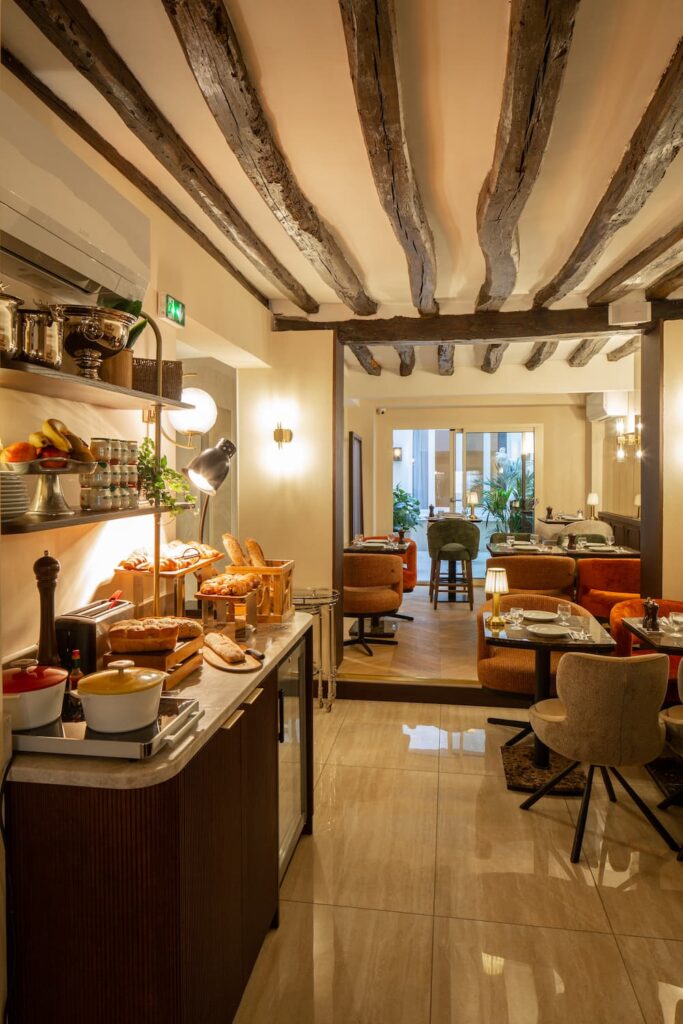 breakfast room with wooden beams | book a hotel in Paris | hotel des 2 Continents
