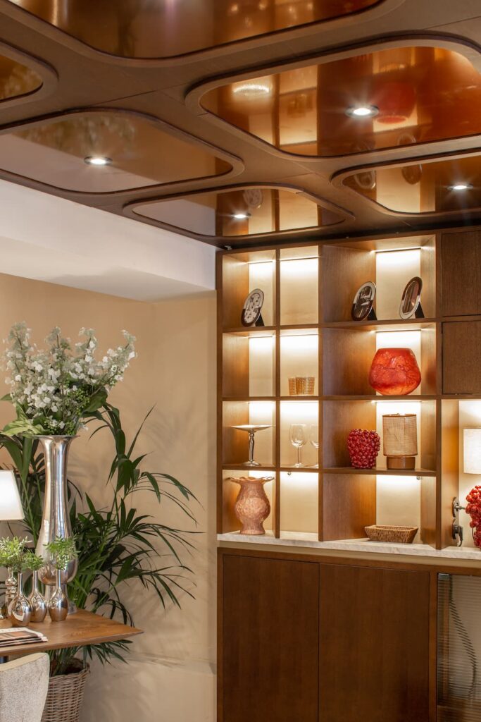 shelves in the lobby | book a hotel in Paris | hotel des 2 Continents