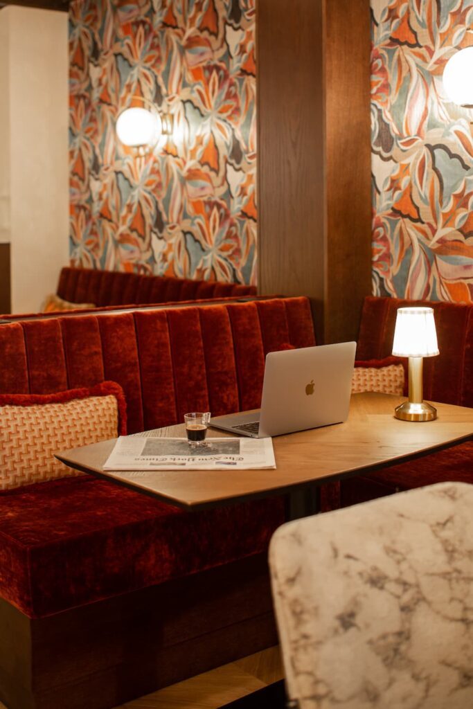 coin travail avec ordinateur et café, banquette et journal | hotel 3 étoiles paris 6