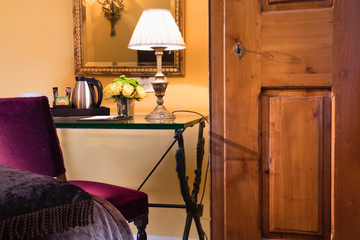 room with chair, desk, lamp and courtesy tray - book a hotel in Paris center