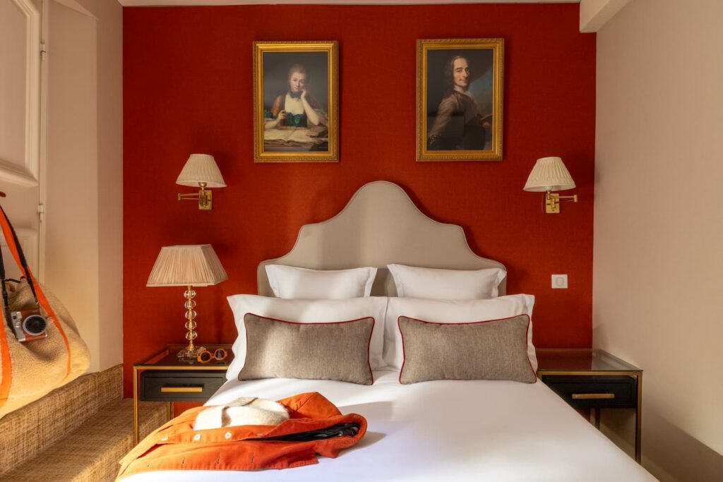 hotel paris city center | cosy room with bed and red wall | hotel des 2 continents