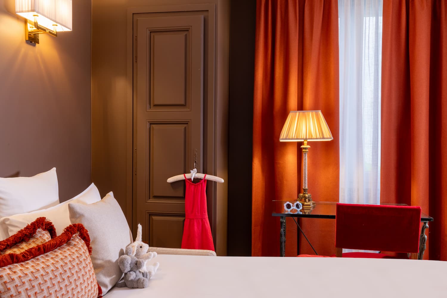 child dress in a room | book a hotel in Paris | hotel des 2 Continents