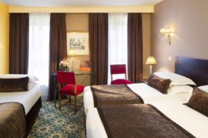 Find a hotel with triple room in Paris
