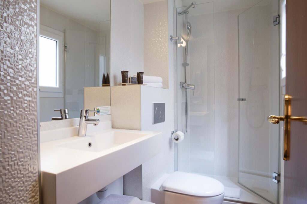 salle d'eau hotel calme Paris avec douche, toilettes et lavabo