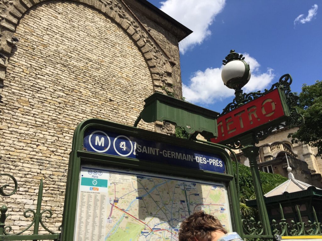 La station de métro Saint-Germain-Germion-des-Prés, ligne 4, devant l'église Saint-Germain - votre hôtel dans le meilleur quartier de Paris - hôtel des 2 Continents