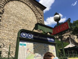 La station de métro Saint-Germain-Germion-des-Prés, ligne 4, devant l'église Saint-Germain - votre hôtel dans le meilleur quartier de Paris - hôtel des 2 Continents