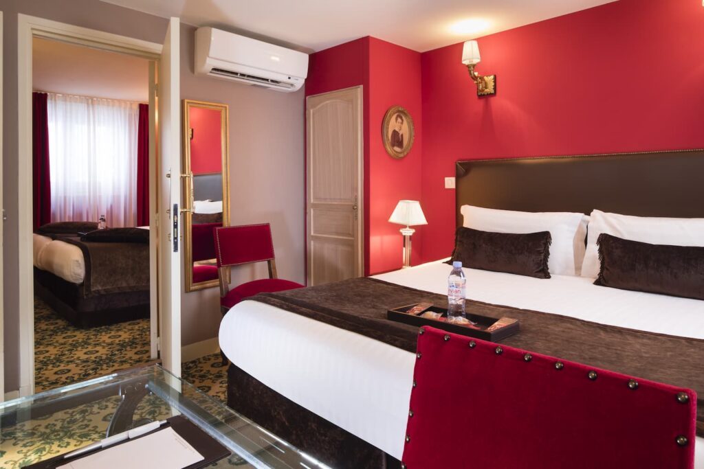 Qu'est-ce qu'une chambre triple dans un hôtel à Paris ? Ici, chambres communicantes à l'Hôtel des 2 Continents Paris 6