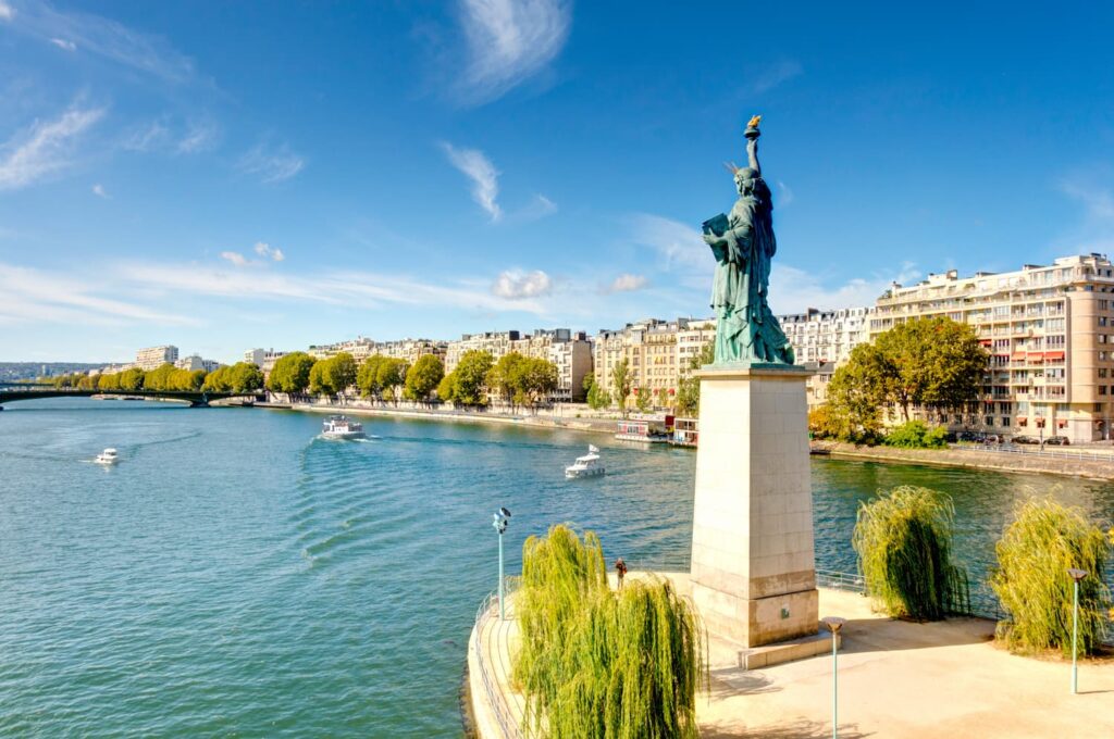 Liberty Statue in Paris, near the Seine. A beautiful monument to visit for Thanksgiving in Paris 