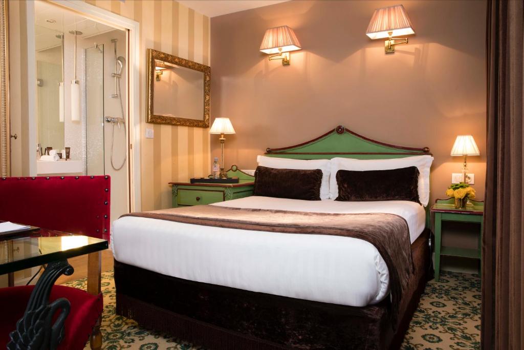 Hôtel Roland Garros Paris: Voici une chambre supérieure aux couleurs verte (mobilier + tête de lit) et beige (murs et lampes). À gauche, nous apercevons la salle de bain blanche, munie d'une douche.