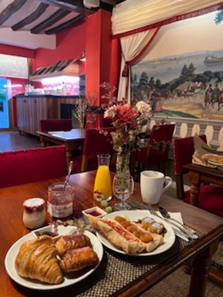 Hotel for Roland Garros Paris: We observe a french breakfast from our breakfast buffet: Croissant, pain au chocolat, baguette, butter, jam, yoghurt, orange juice, coffee and more..!