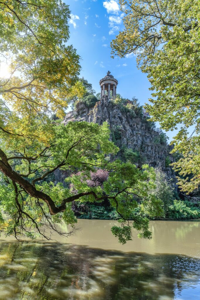 Séjour calme à Paris - Parc des Buttes-Chaumont. Nous observons un point d'eau ainsi qui donne sur une grande butte. Les arbres autour sont en pleurs, signe incontestable que le printemps est arrivé ! 