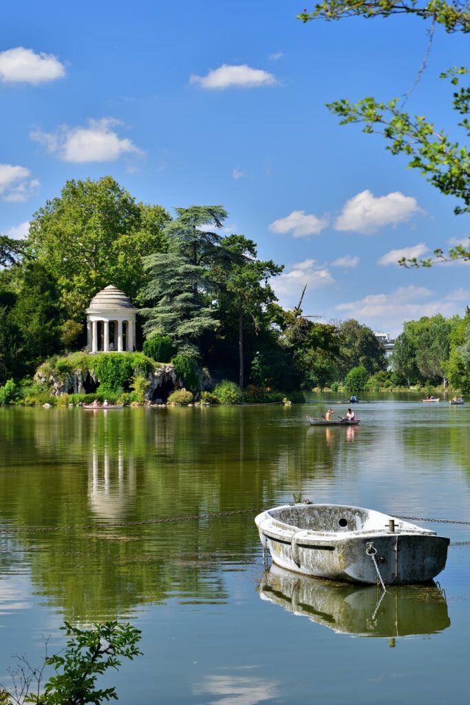A quiet stay in Paris - Lake Daumesnil with a view on Île de Reuilly and a beautiful rowboat.