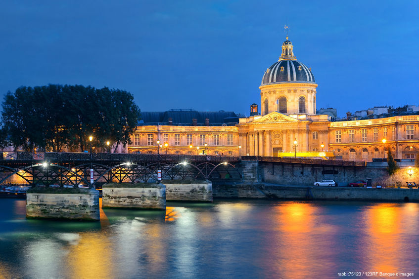 pont des arts à la nuit tombée, institut de France illuminée et la seine au premier plan | soirée romantique à paris et à l'Hôtel des 2 Continents