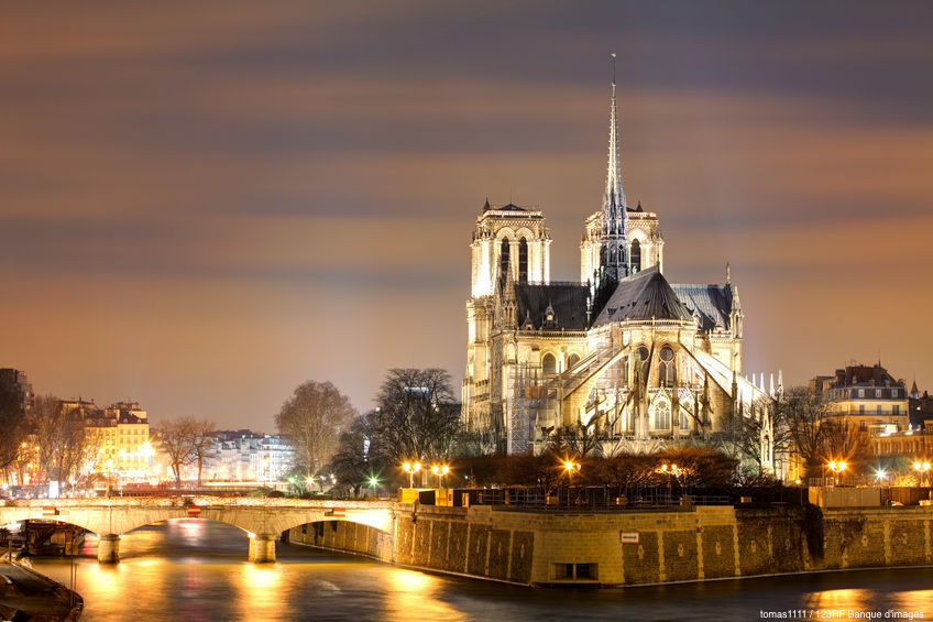 vue sur notre-dame-de-paris de nuit avec les lumières de la ville et le pont de l'archevêché | soirée romantique à paris et à l'Hôtel des 2 Continents